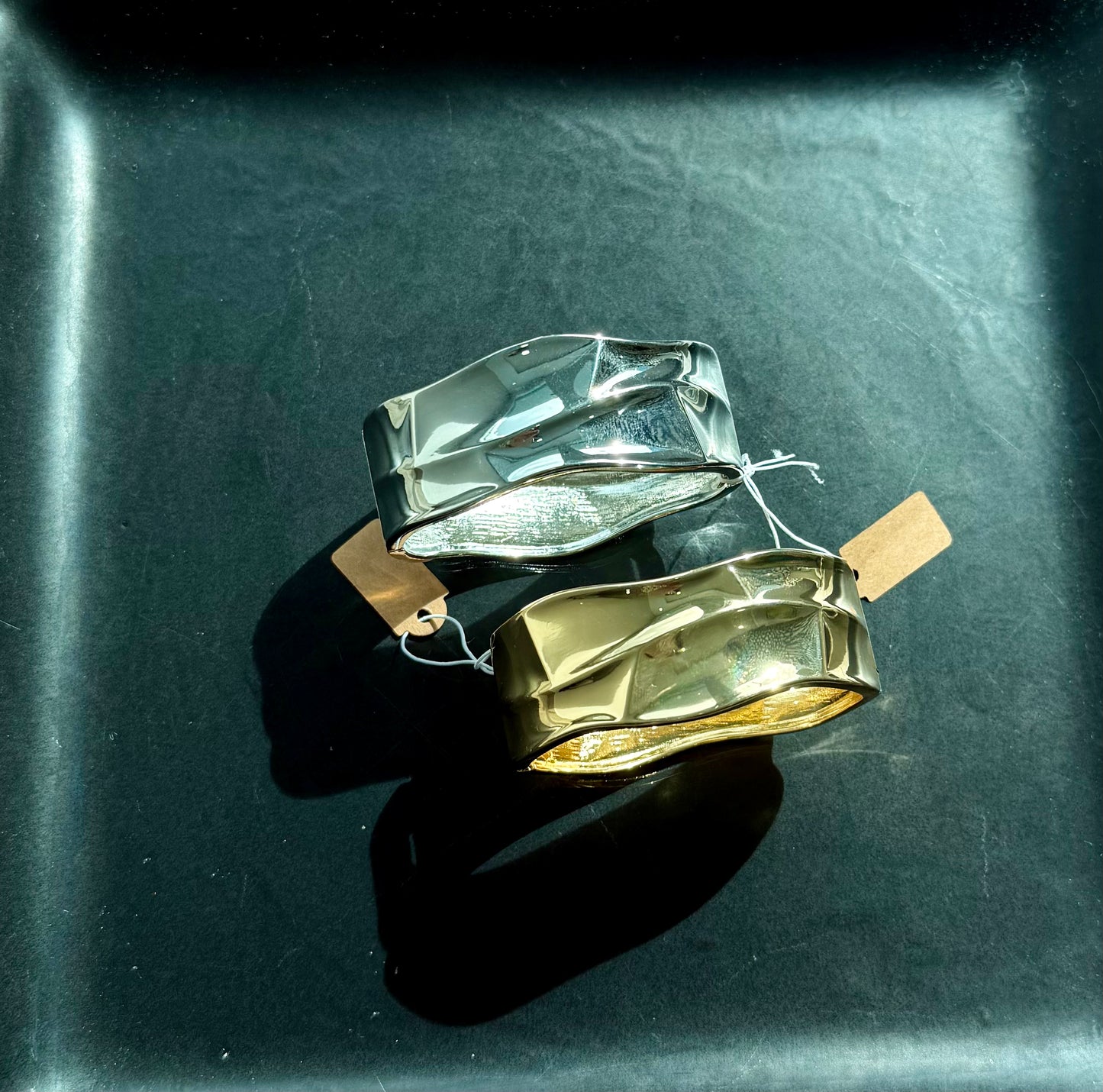 Curvy textured cuff