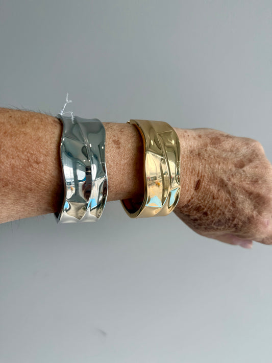 Curvy textured cuff